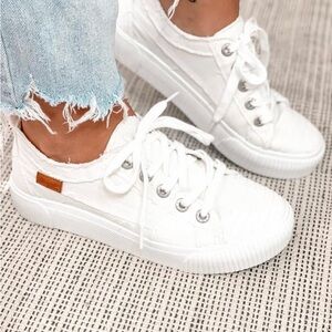 BRAND NEW Blowfish Women’s White Canvas Lace-Up Sneakers